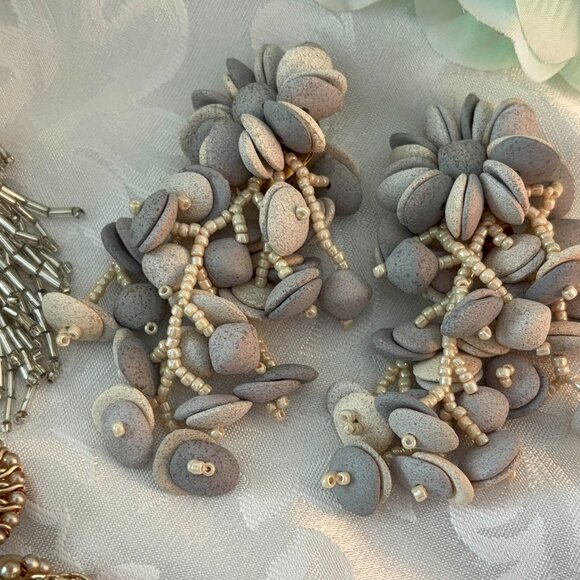 COLLECTION OF VINTAGE SEED BEAD & FAUX PEARL CLIP EARRINGS (4) - Picture 5 of 13